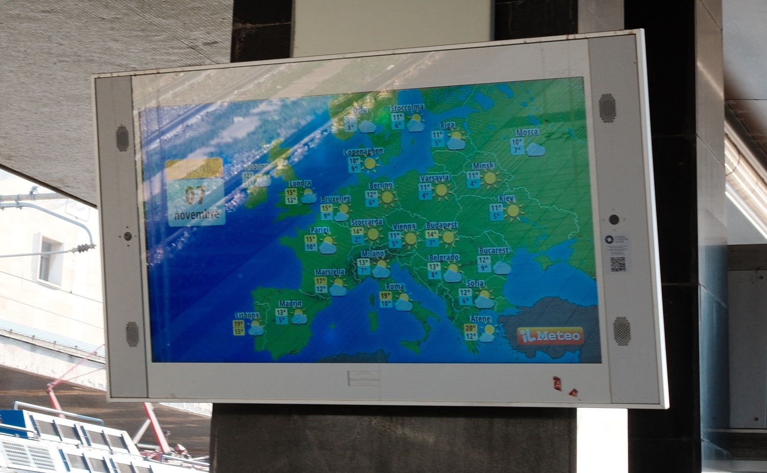 ローマのテルミニ駅ではヨーロッパ全体の天気予報が表示される