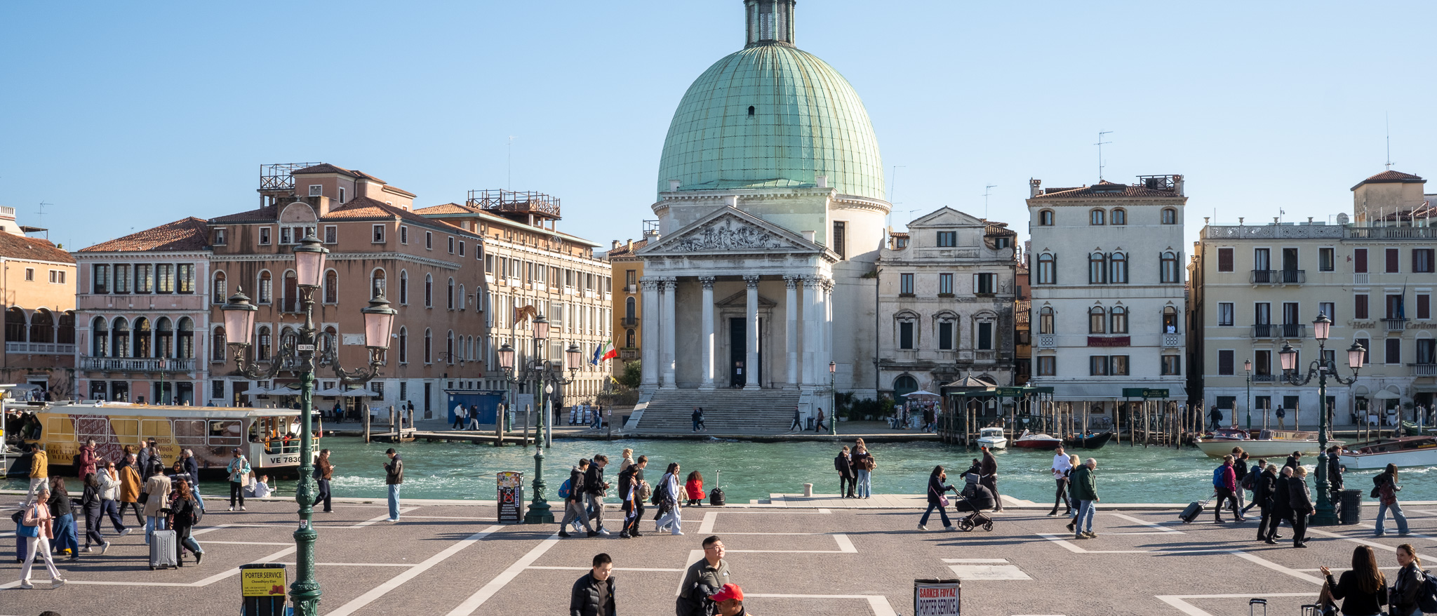 駅を降りてすぐの様子