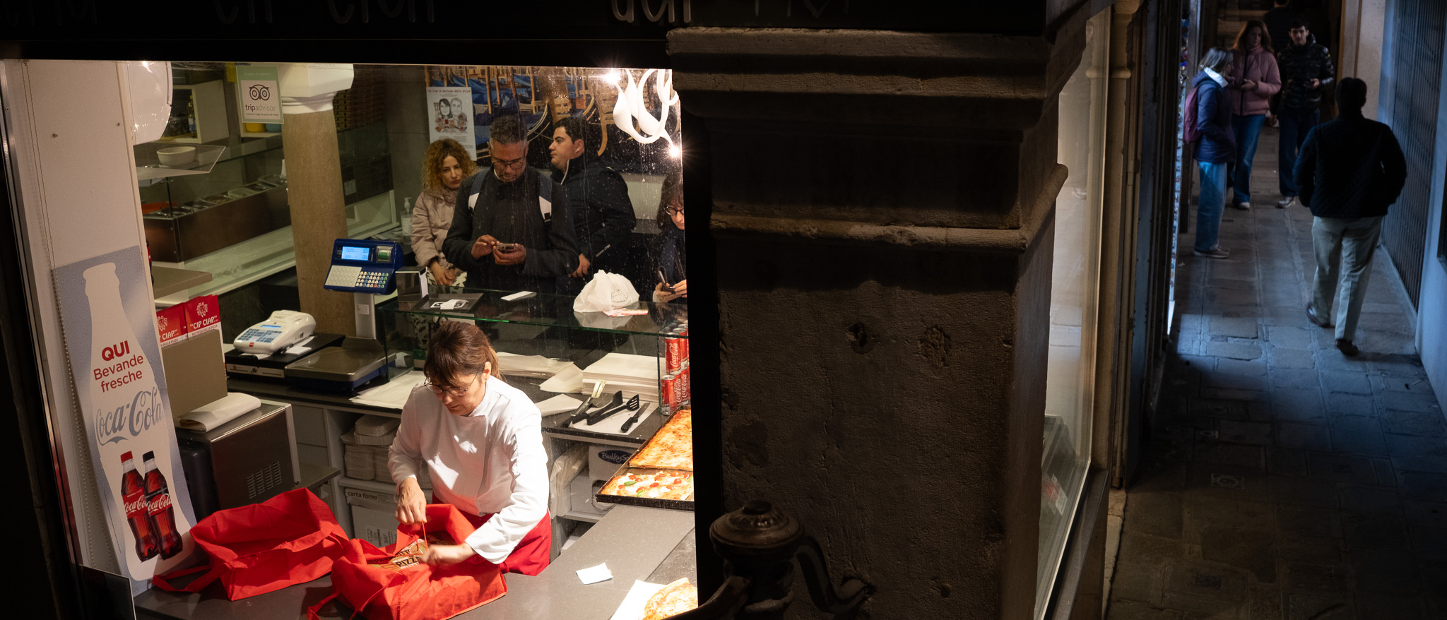 夜も人が多くて安心 結構遅い時間でもピザを求める人は多い