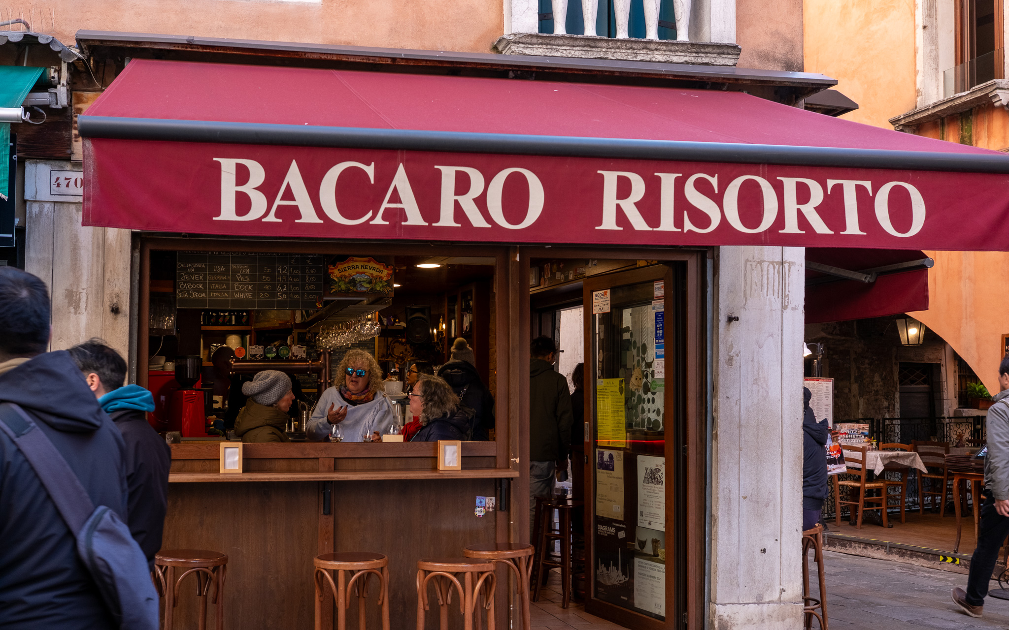バーカロという昼営業の飲み屋兼カフェ