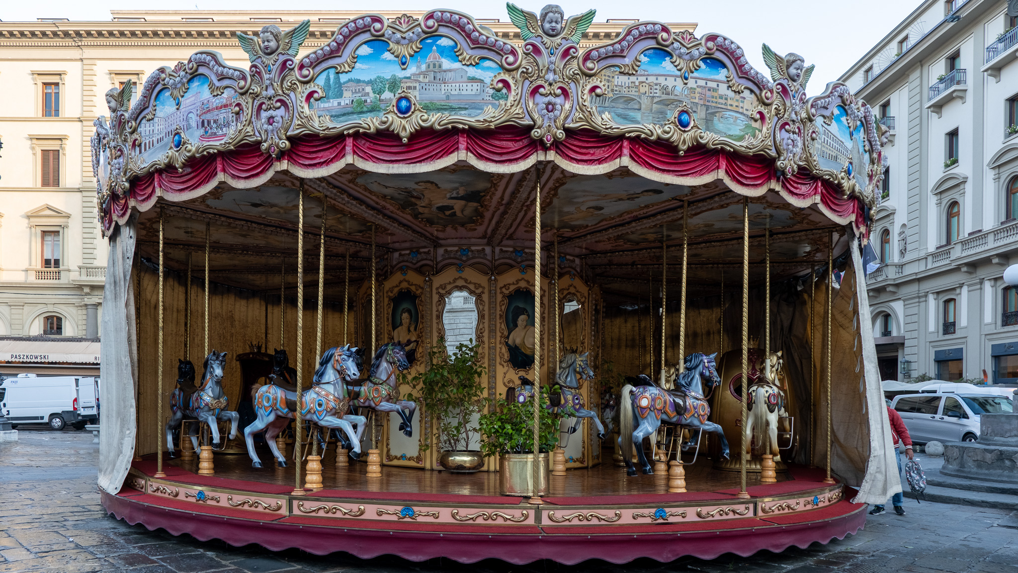 広場に謎にある回転木馬