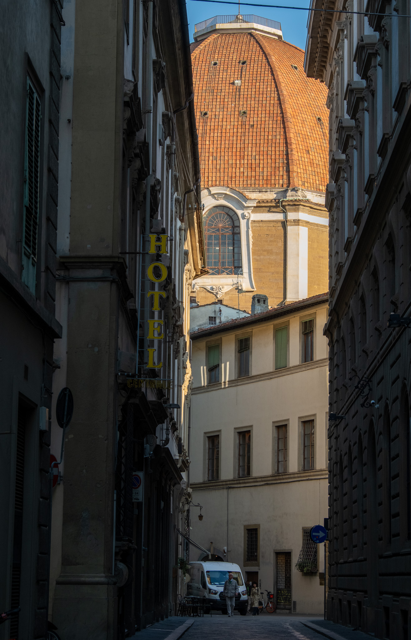 路地から見えるドゥオーモ