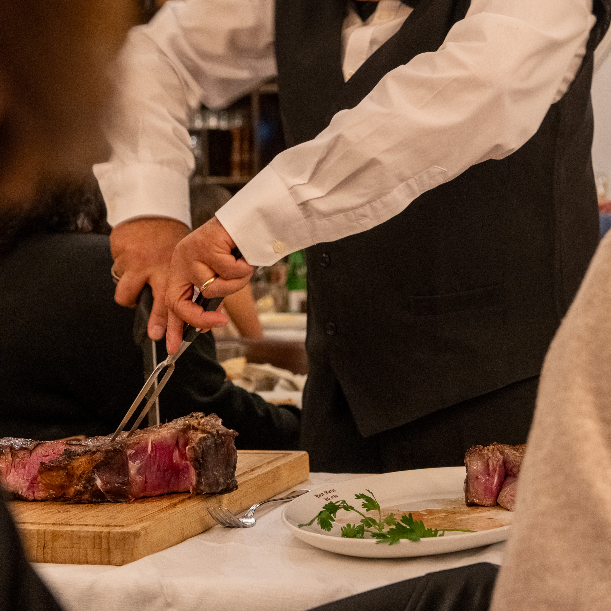 目の前で切ってくれる