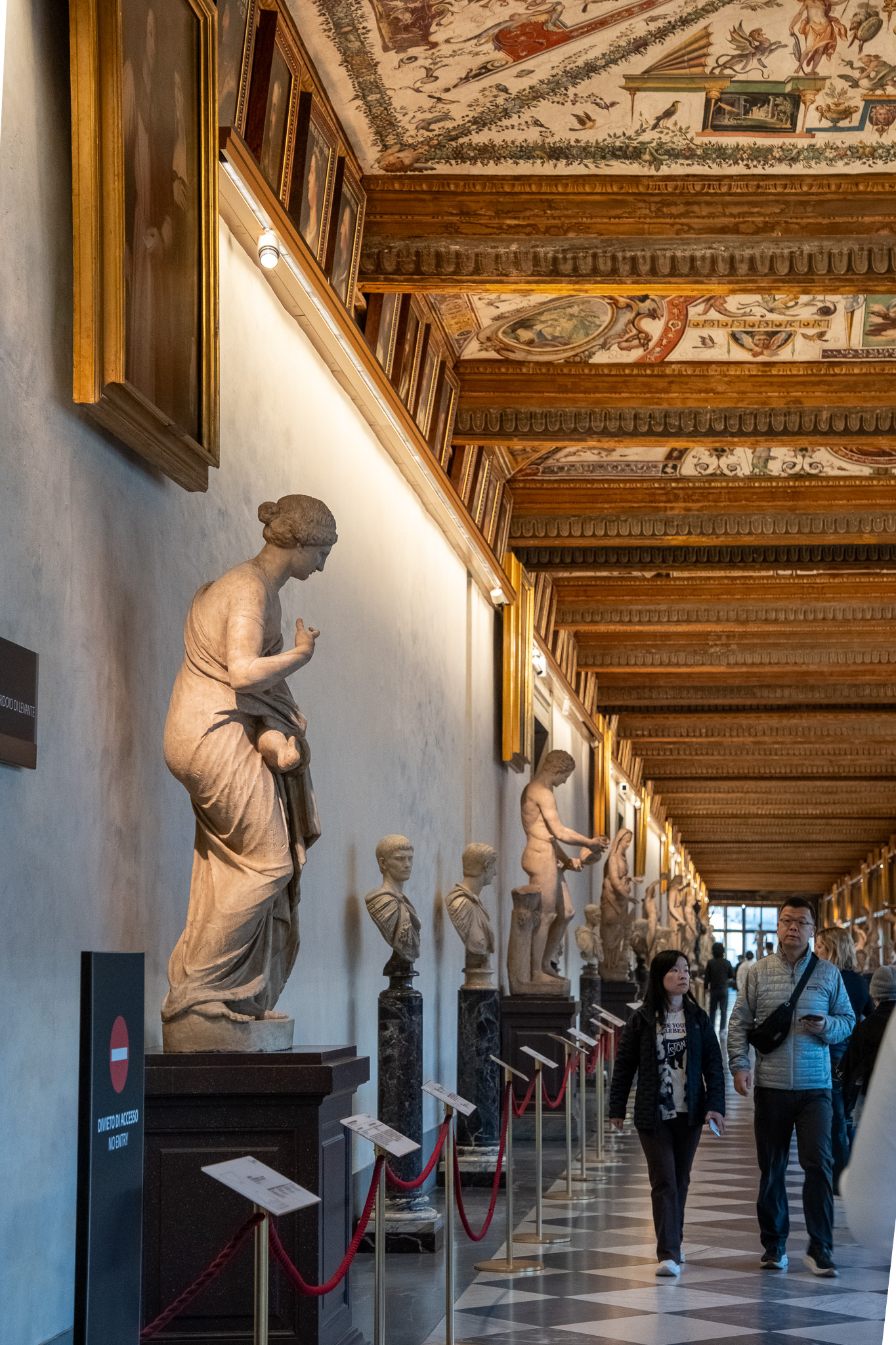 無限に続くかのような彫刻だらけの回廊が2本ある