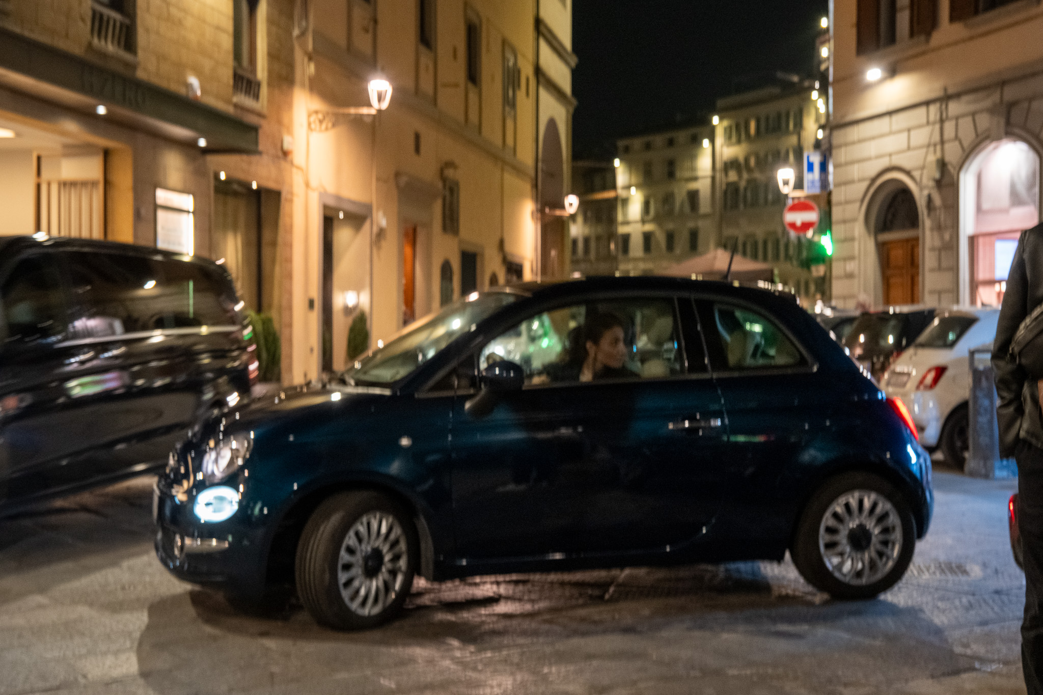 駐車で難儀してる様子