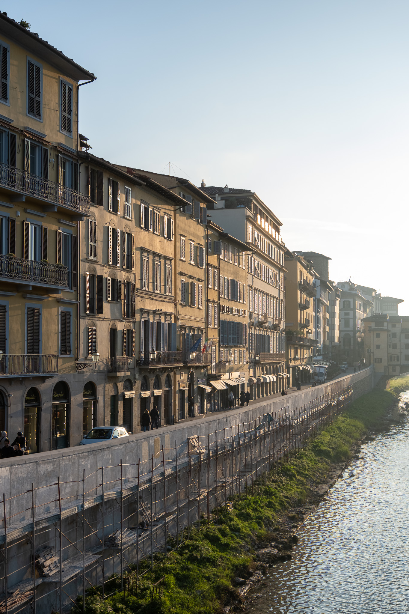 川に対しての建物の距離が鴨川もアルノ川も近い