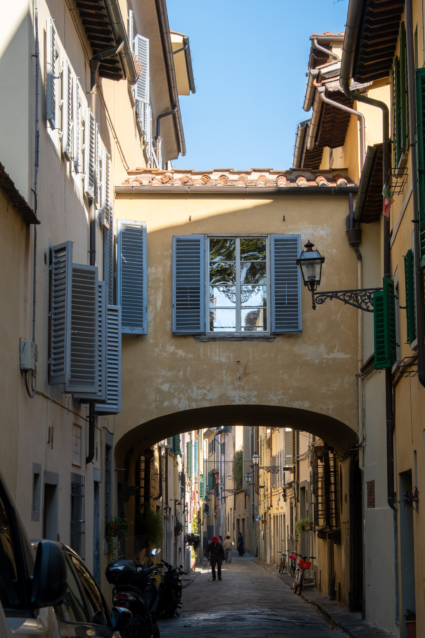 結構狭い宿の前の道