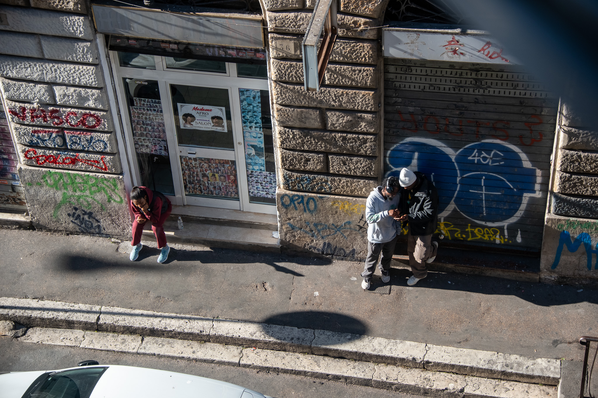 ほんのり治安が悪そうな窓の外